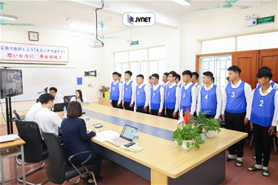 So sánh phỏng vấn đi xuất khẩu Nhật Bản: Trực tiếp & Online
